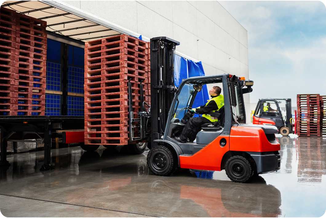 Gabelstapler der einen LKW mit IPP Paletten belädt