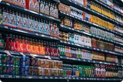 supermarkt regal mit verschiedenen getränken