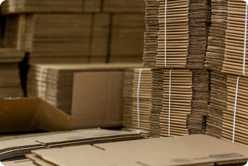 stampel mit platten pappkartons