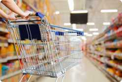 supermarktgang mit einkaufswagen